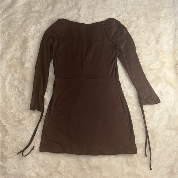 Chocolate dress with bell sleeves, ties and split. - Picture 2 of 7